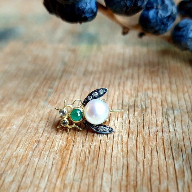 5 Octobre sidabro sagė su deimantais ir smaragdu